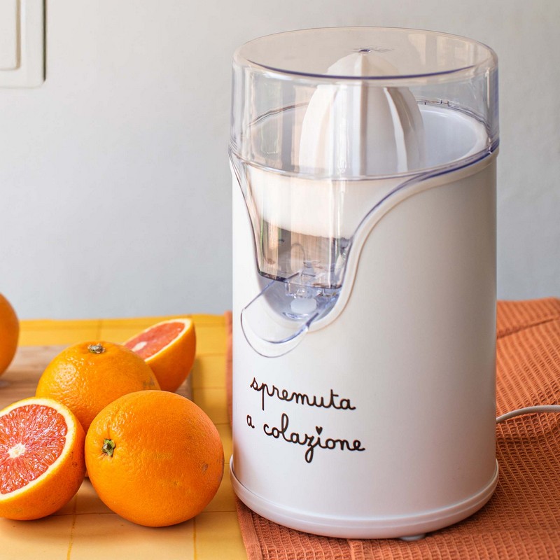 Spremiagrumi elettrico bianco decorato con scritta “Spremuta a colazione”