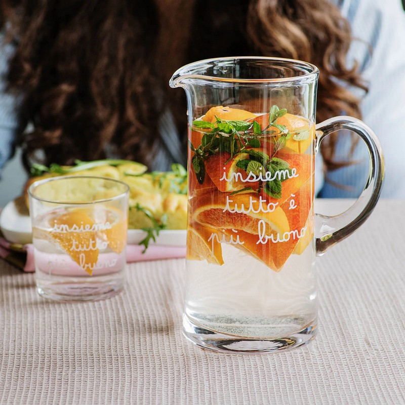 Caraffa in vetro con manico decorata con scritta “Insieme tutto è più buono”