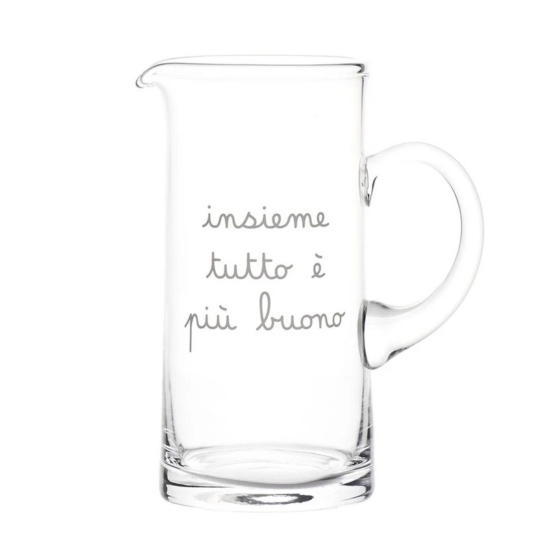 Caraffa in vetro con manico decorata con scritta “Insieme tutto è più buono”