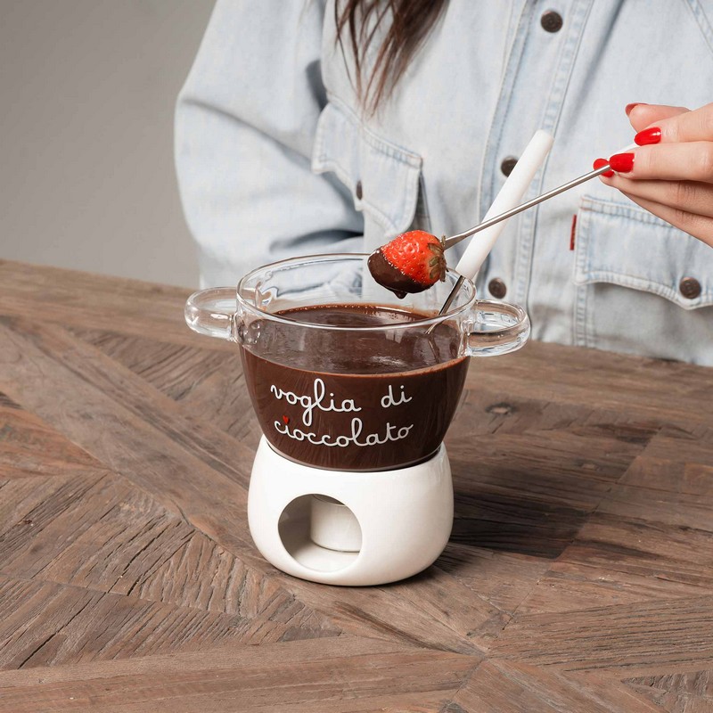 Set per fonduta in gres e vetro borosilicato decorato con scritta “Voglia di cioccolato”, include due forchettine