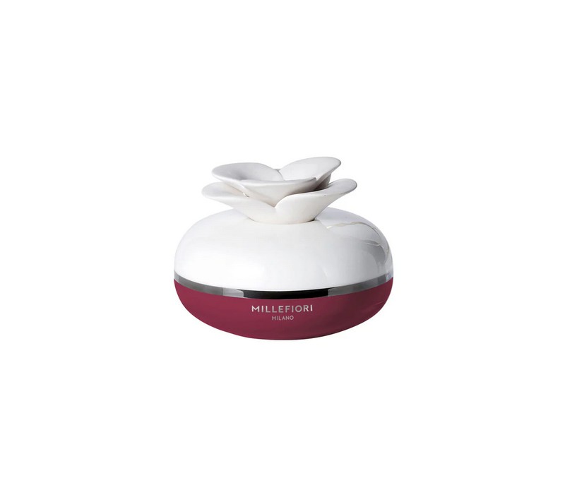 Diffusore di fragranza Millefiori color rosso in porcellana con fiore in gesso che si impregna di essenza e profuma l'ambiente