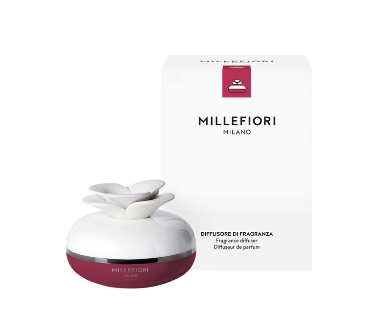 Diffusore di fragranza Millefiori color rosso in porcellana con fiore in gesso che si impregna di essenza e profuma l'ambiente