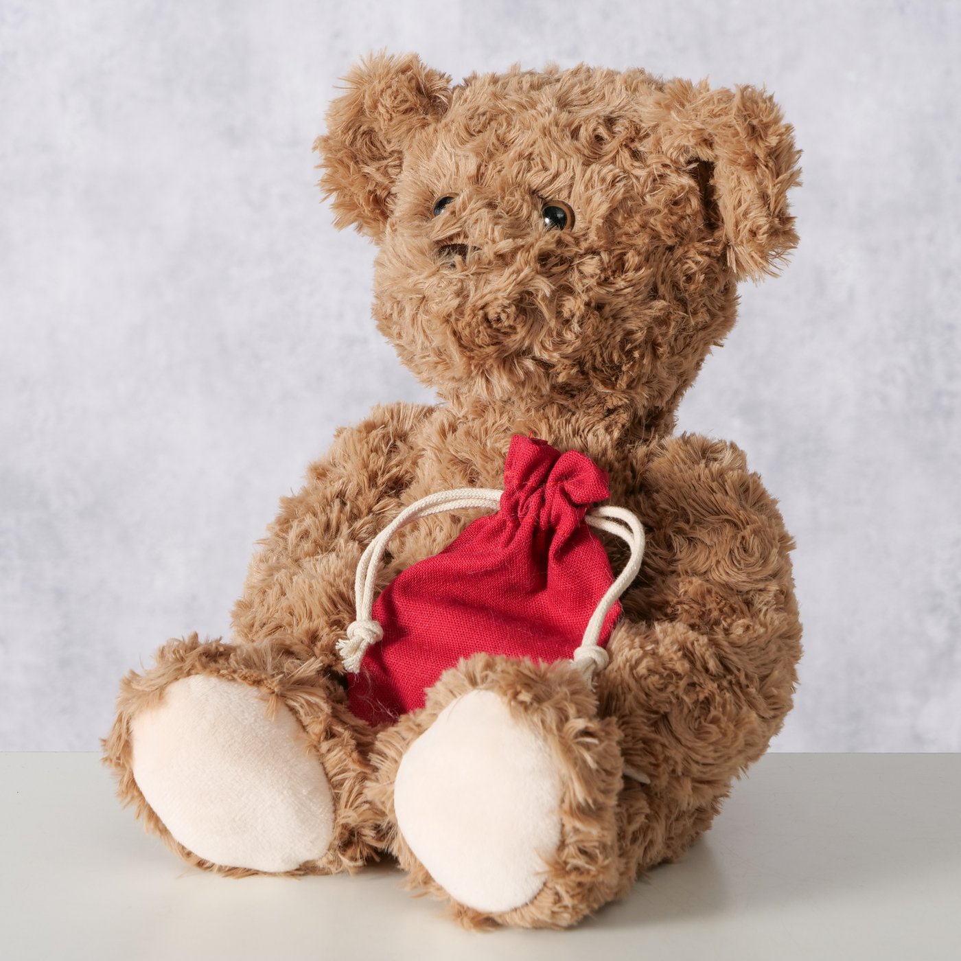 Peluche morbido a forma di orsetto marrone con sacco rosso
