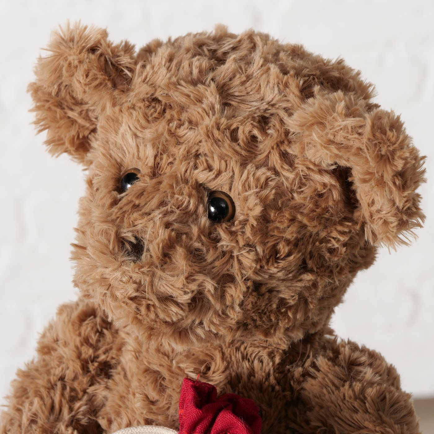 Peluche morbido a forma di orsetto marrone con sacco rosso