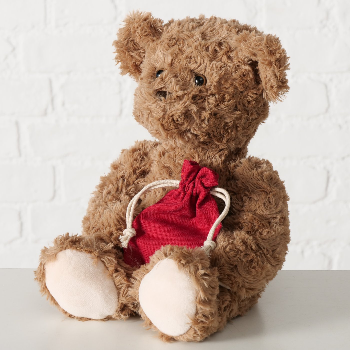 Peluche morbido a forma di orsetto marrone con sacco rosso