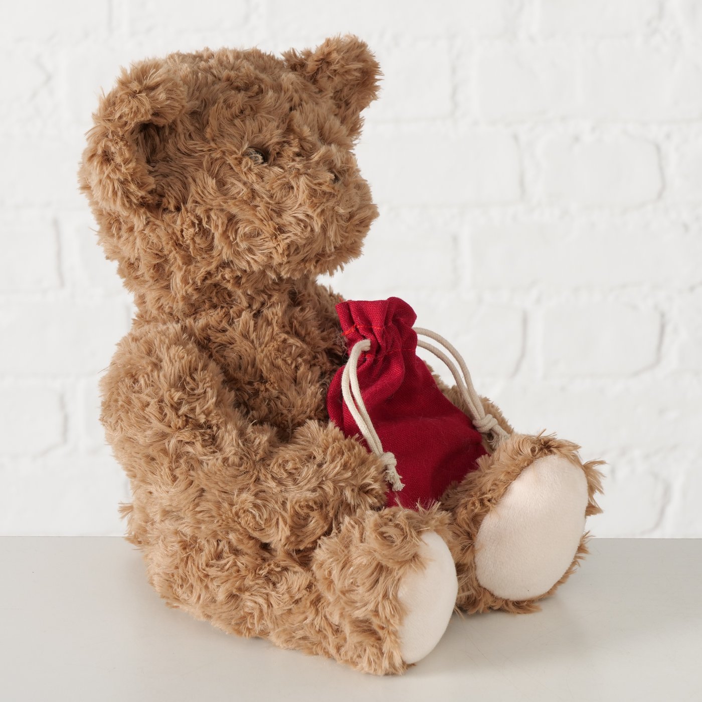 Peluche morbido a forma di orsetto marrone con sacco rosso