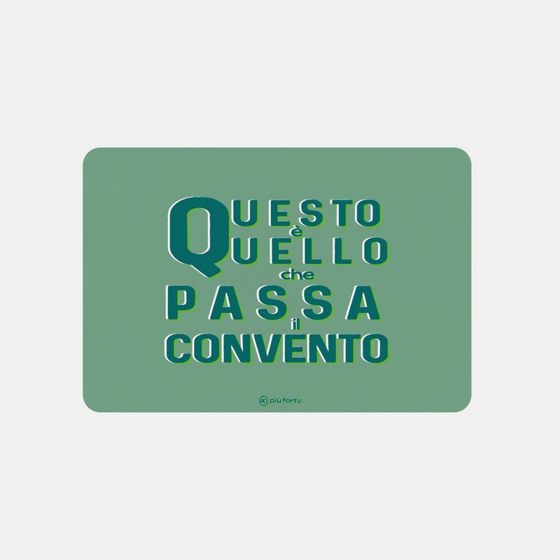 Tovaglietta americana verde in PP decorata con scritta “Questo è quello che passa il convento”, una idea regalo divertente e originale per tutti