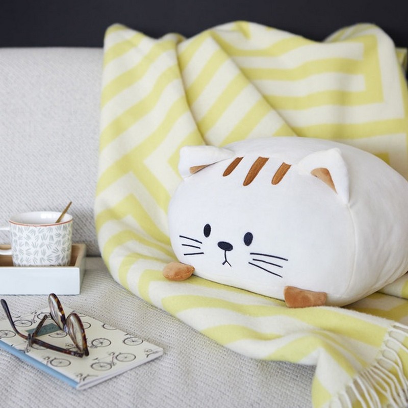 Morbidissimo cuscino gatto bianco con striature beige, una magnifica idea regalo tema gatto o per amiche gattare!