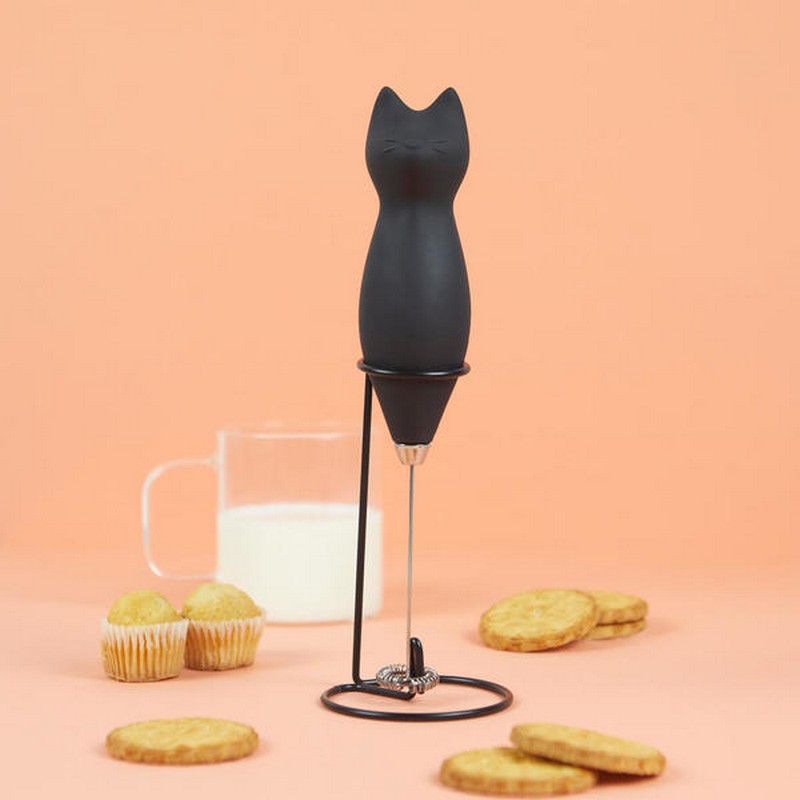 Montalatte elettrico a forma di gatto nero, una divertente e utile idea regalo a tema gatto