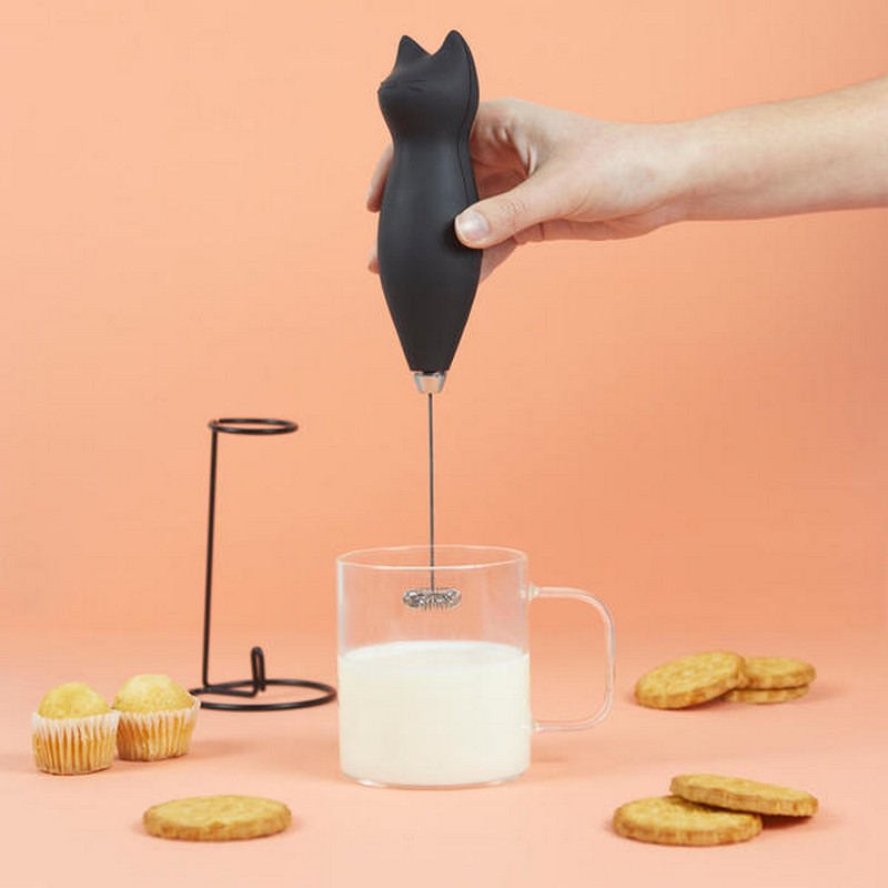 Montalatte elettrico a forma di gatto nero, una divertente e utile idea regalo a tema gatto