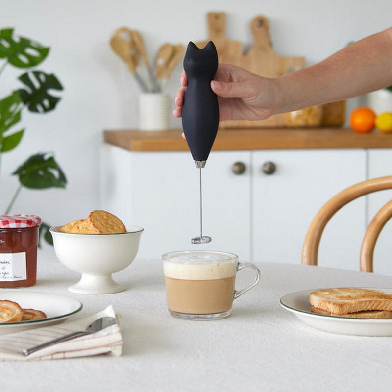 Montalatte elettrico a forma di gatto nero, una divertente e utile idea regalo a tema gatto