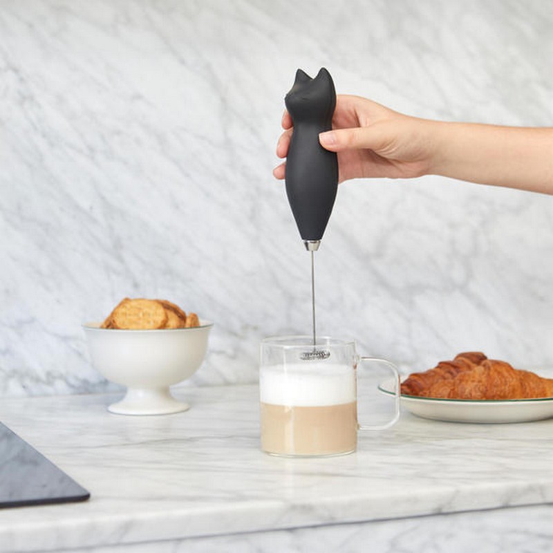 Montalatte elettrico a forma di gatto nero, una divertente e utile idea regalo a tema gatto