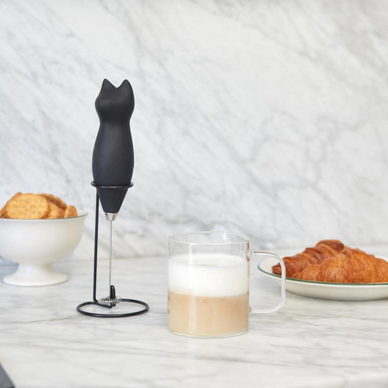 Montalatte elettrico a forma di gatto nero, una divertente e utile idea regalo a tema gatto