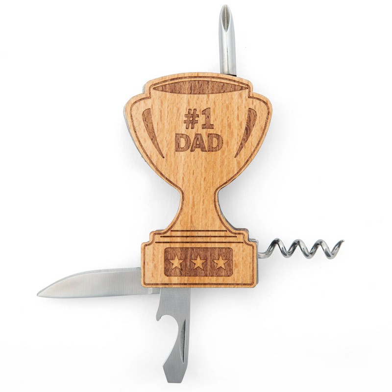 Gadget multiattrezzo 5 in 1 con rivestimento in legno a forma di trofeo e scritta “Papà numero 1” (#1 Dad), include cacciavite piatto e a stella, apribottiglie, coltellino e cavatappi