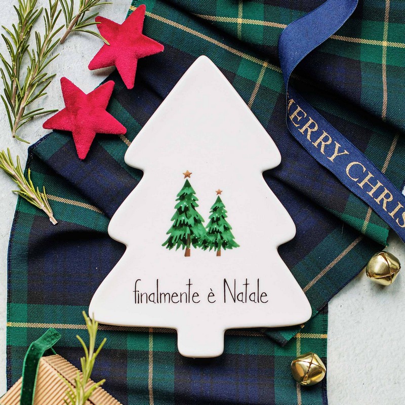 Sottopentola a forma di albero decorato con scritta “Finalmente è Natale”, perfetto come idea regalo natalizia
