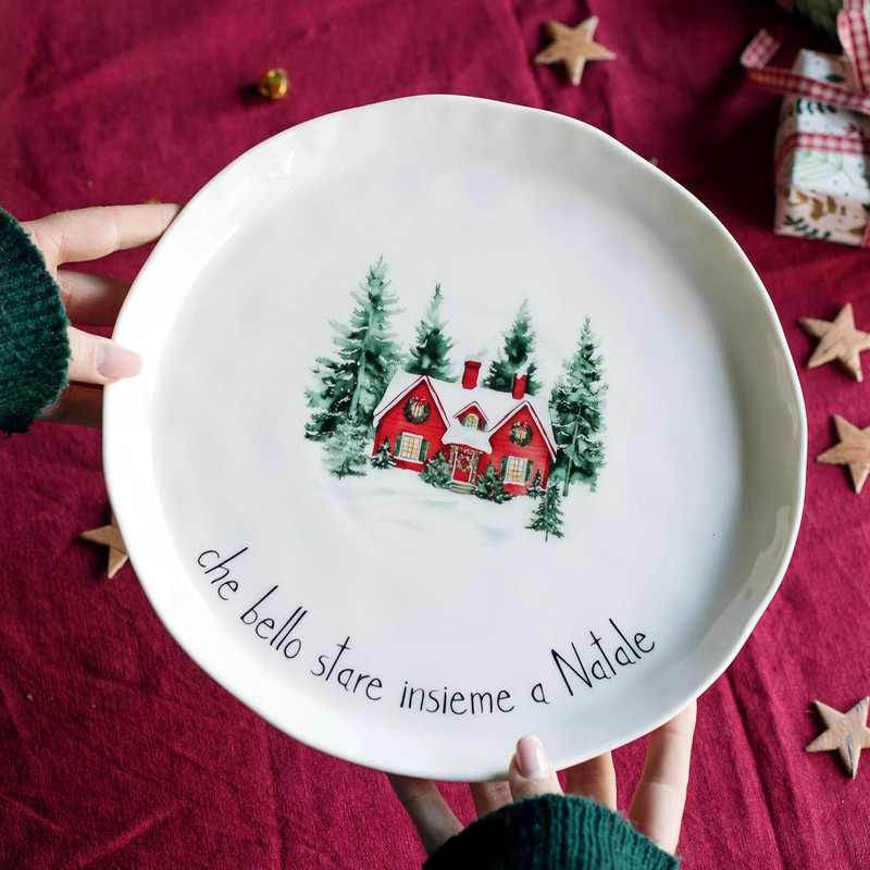 Set 2 piatti piani natalizi decorati con paesaggio e scritta “Che bello stare insieme a Natale” realizzati in gres, perfetti come idea regalo di Natale