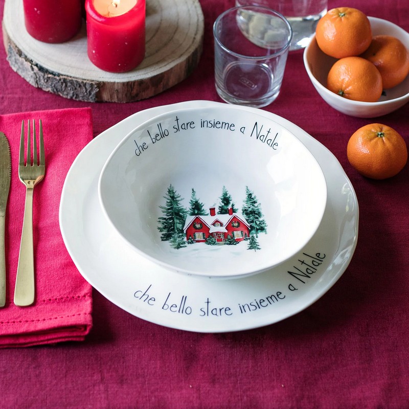 Set 2 piatti fondi natalizi decorati con paesaggio e scritta “Che bello stare insieme a Natale” realizzati in gres, perfetti come idea regalo di Natale