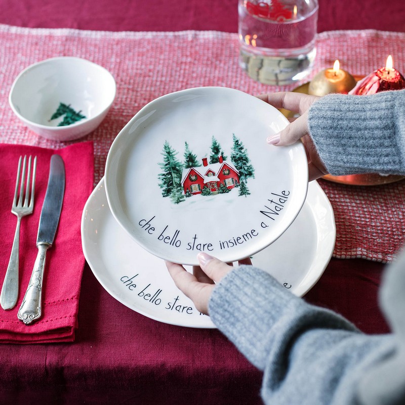 Set 2 piatti dolce natalizi decorati con paesaggio e scritta “Che bello stare insieme a Natale” realizzati in gres, perfetti come idea regalo di Natale