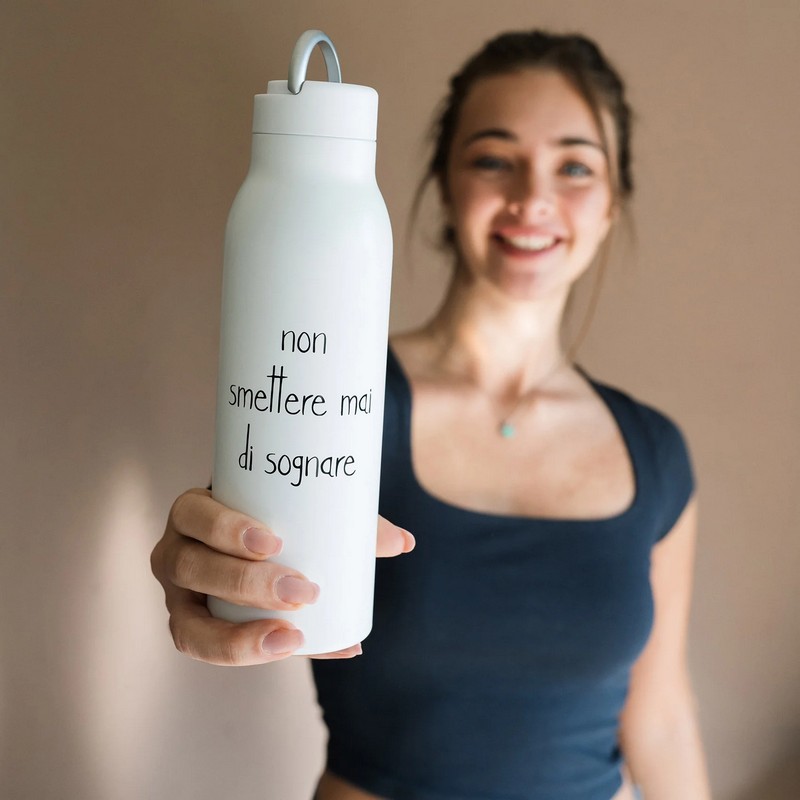 Borraccia termica in acciaio bianca da 500 ml decorata con scritta “Non smettere mai di sognare”, un'utilissima idea regalo donna o amica