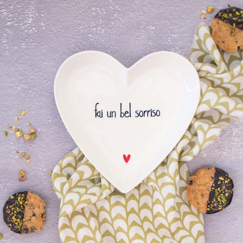 Set 2 piatti a forma di cuore in gres decorati con scritta “Fai un bel sorriso”, per un'elegante idea regalo donna, mamma o amica