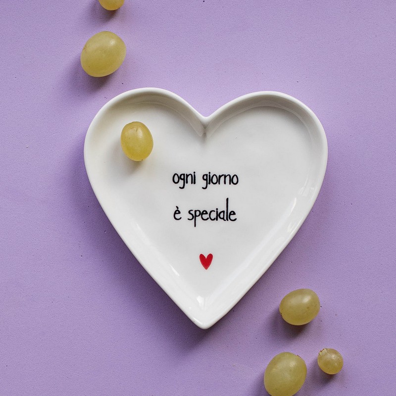 Set 2 piattini a forma di cuore in gres decorati con scritta “Ogni giorno è speciale”, per un'elegante idea regalo donna, mamma o amica