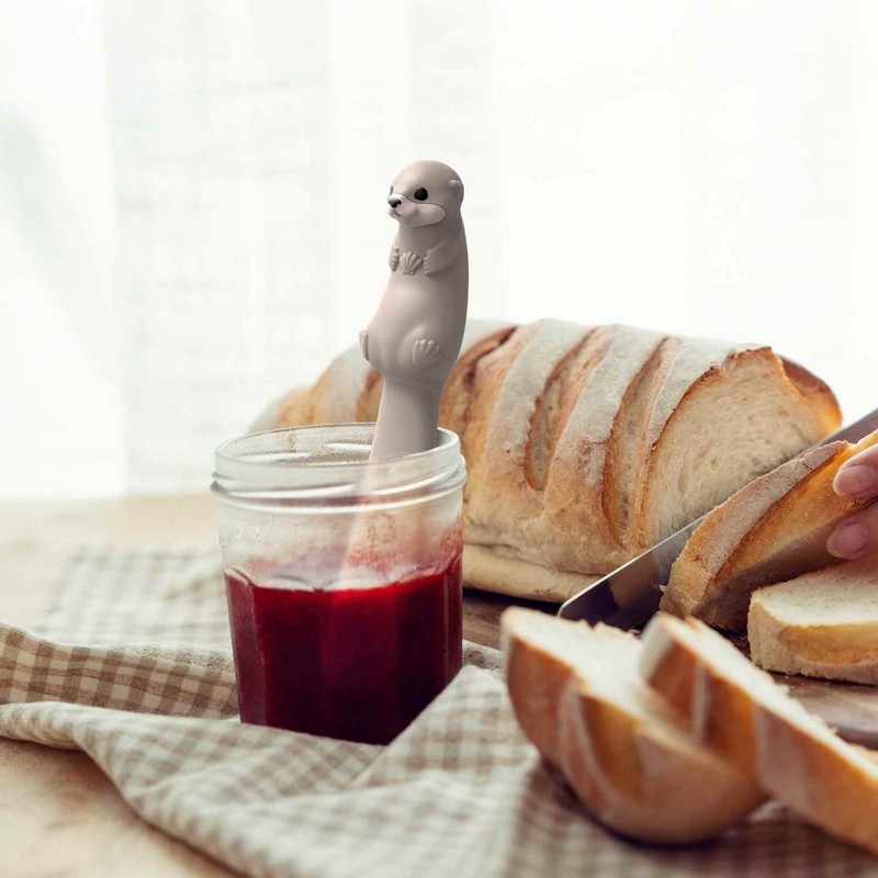 Spatola da cucina utilizzabile come spalmino a forma di lontra in silicone flessibile, ideale sia per spalmare che per raschiare i barattoli - una perfetta idea regalo cucina