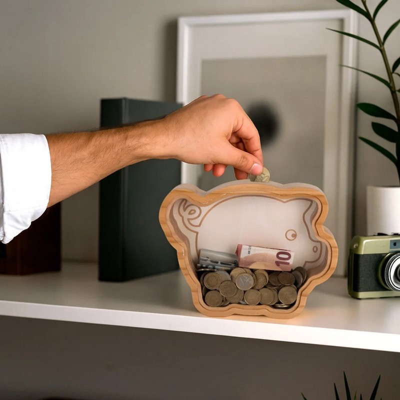 Salvadanaio trasparente in legno a forma di maiale con apertura facile, ideale per regali originali e divertenti