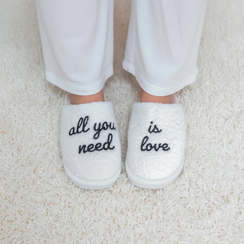 Ciabatte da donna bianche morbide e calde effetto bouclé decorate con scritta “All you need is love”, per una comodissima idea regalo Natale donna