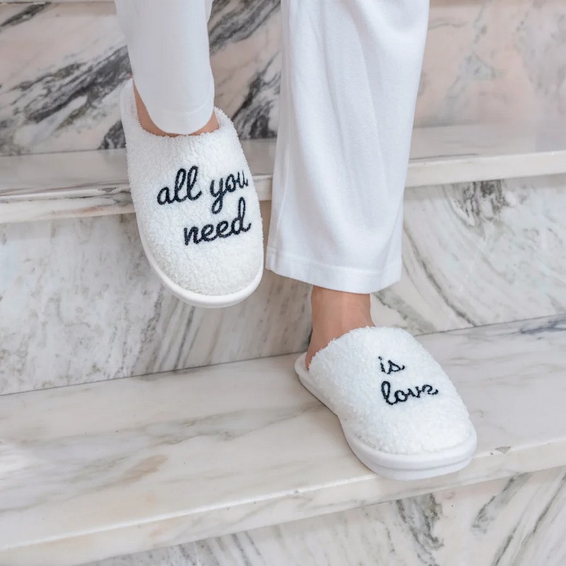 Ciabatte da donna bianche morbide e calde effetto bouclé decorate con scritta “All you need is love”, per una comodissima idea regalo Natale donna