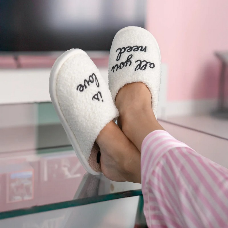 Ciabatte da donna bianche morbide e calde effetto bouclé decorate con scritta “All you need is love”, per una comodissima idea regalo Natale donna
