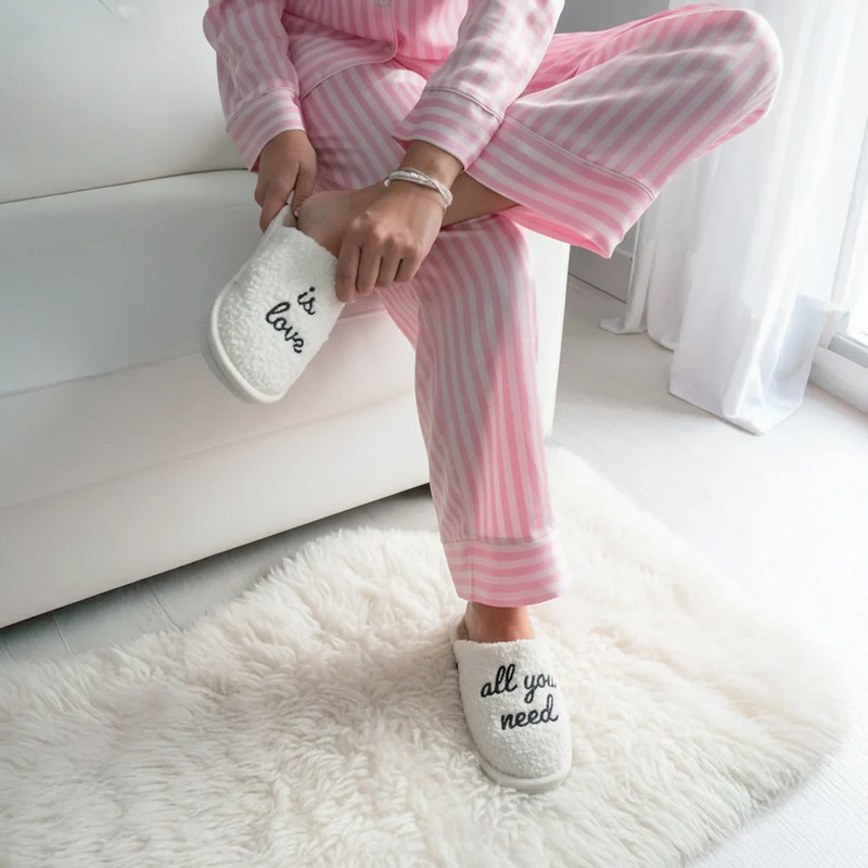 Ciabatte da donna bianche morbide e calde effetto bouclé decorate con scritta “All you need is love”, per una comodissima idea regalo Natale donna