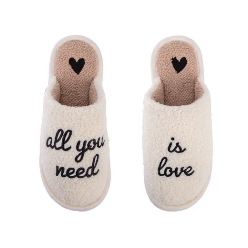 Ciabatte da donna bianche morbide e calde effetto bouclé decorate con scritta “All you need is love”, per una comodissima idea regalo Natale donna