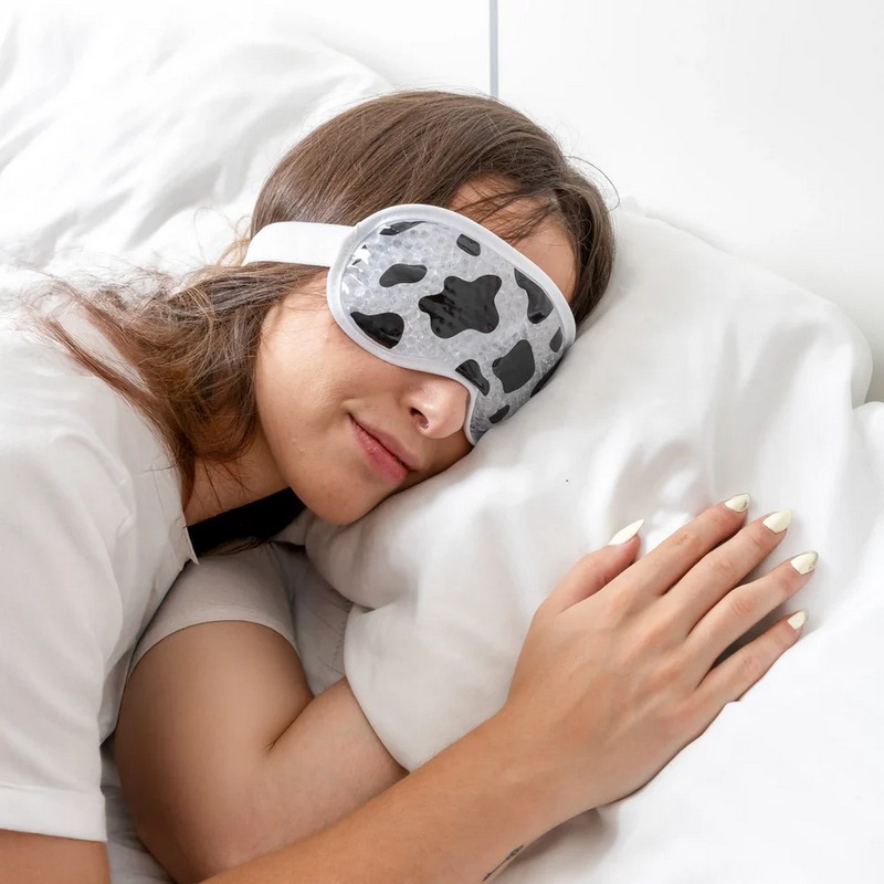 Set maschera da notte mucca regolabile e due patch per correggere le occhiaie, tutto adatto all'utilizzo caldo o freddo, per un'originalissima idea regalo donna