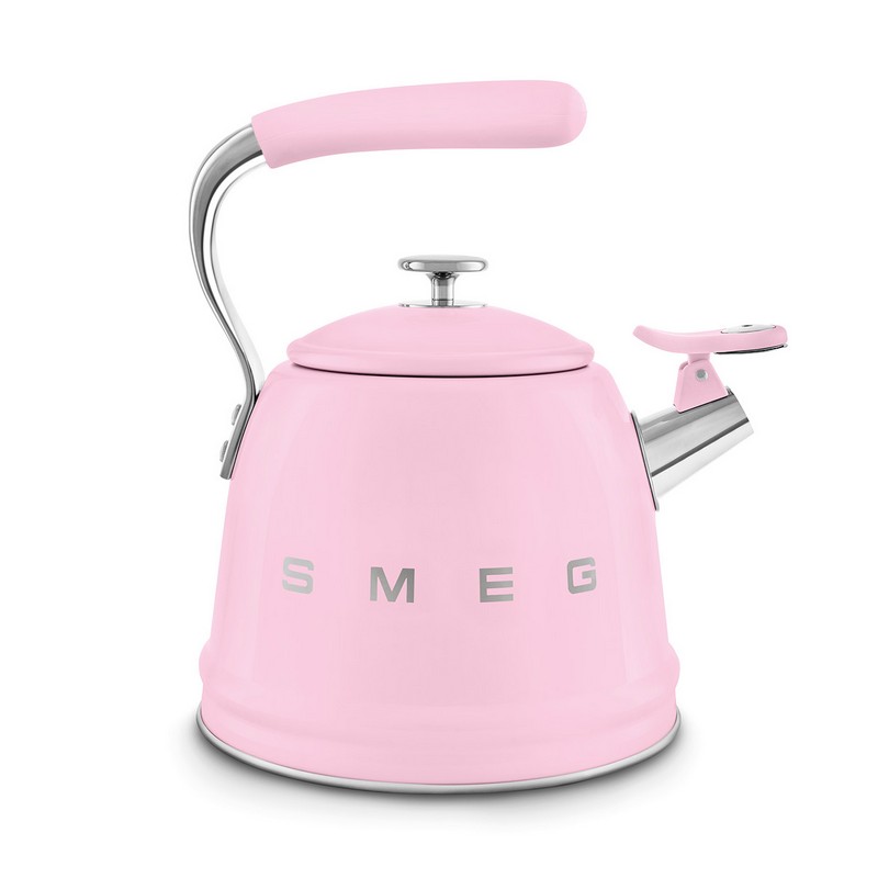 Bollitore a fischio rosa Smeg adatto a tutti i tipi di piani cottura, inclusa l’induzione, per un'idea regalo di Natale di pregio