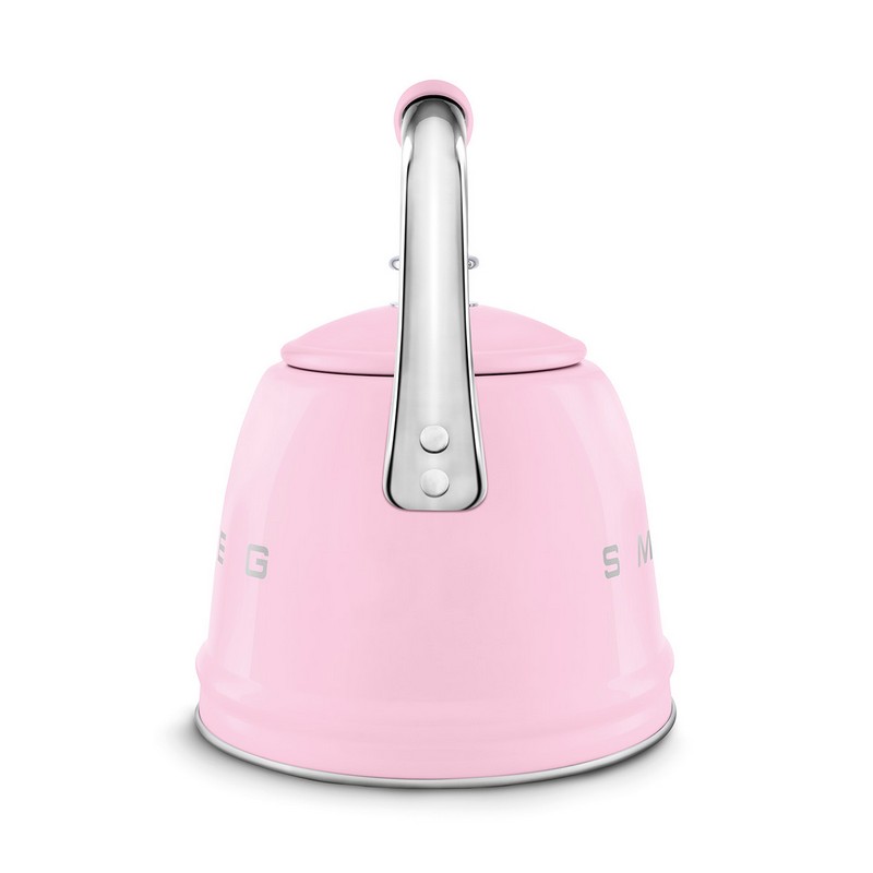 Bollitore a fischio rosa Smeg adatto a tutti i tipi di piani cottura, inclusa l’induzione, per un'idea regalo di Natale di pregio