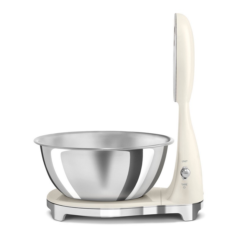 Bilancia Smeg vintage color panna con peso analogico e digitale e ciotola in acciaio, per un'idea regalo di Natale di pregio