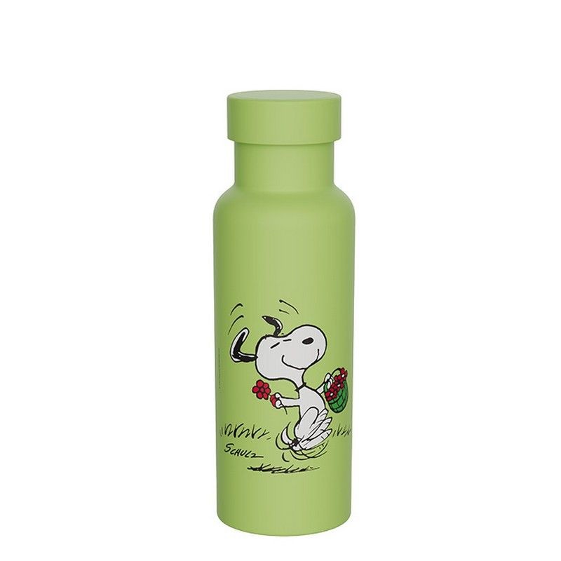 Borraccia termica in acciaio inox da 500 ml con decoro in rilievo rappresentante Snoopy con fiori che corre su fondo verde con scritta “Have a nice day”