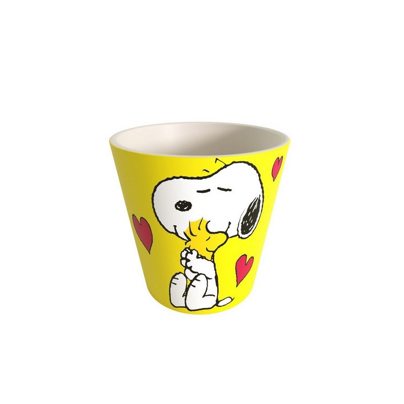 Tazzina da caffè gialla in plastica riciclata decorata con Snoopy che abbraccia Woodstock con cuori e scritta “Love” sul retro