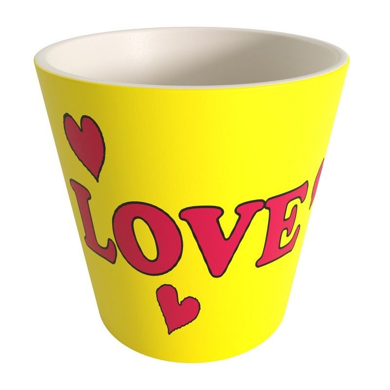 Tazzina da caffè gialla in plastica riciclata decorata con Snoopy che abbraccia Woodstock con cuori e scritta “Love” sul retro