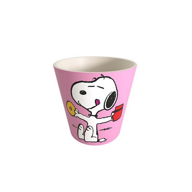 Tazzina da caffè rosa in plastica riciclata decorata con Snoopy con caffè e ciambella con scritta “More coffee more donuts” sul retro