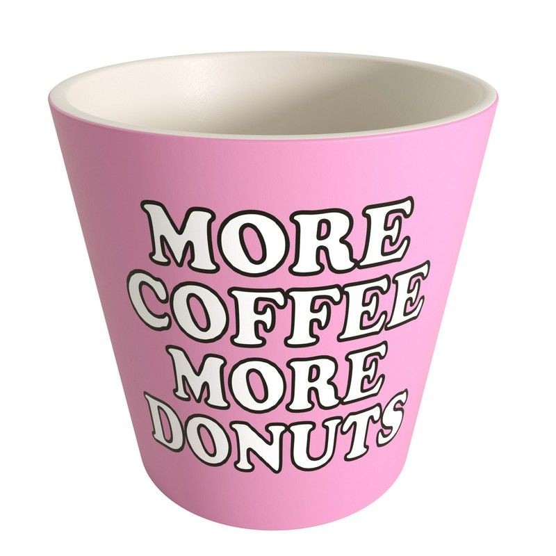 Tazzina da caffè rosa in plastica riciclata decorata con Snoopy con caffè e ciambella con scritta “More coffee more donuts” sul retro