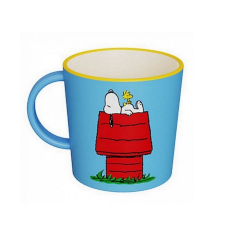 Tazza mug azzurra in plastica riciclata decorata con Snoopy che dorme sulla cuccia con scritta “Home sweet home” sul retro
