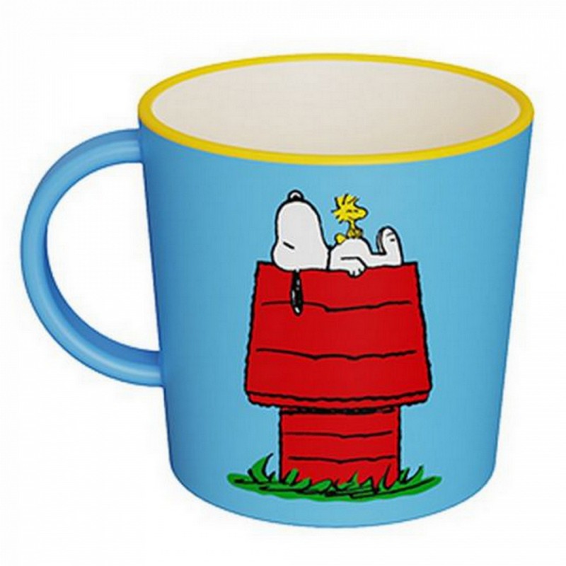 Tazza mug azzurra in plastica riciclata decorata con Snoopy che dorme sulla cuccia con scritta “Home sweet home” sul retro