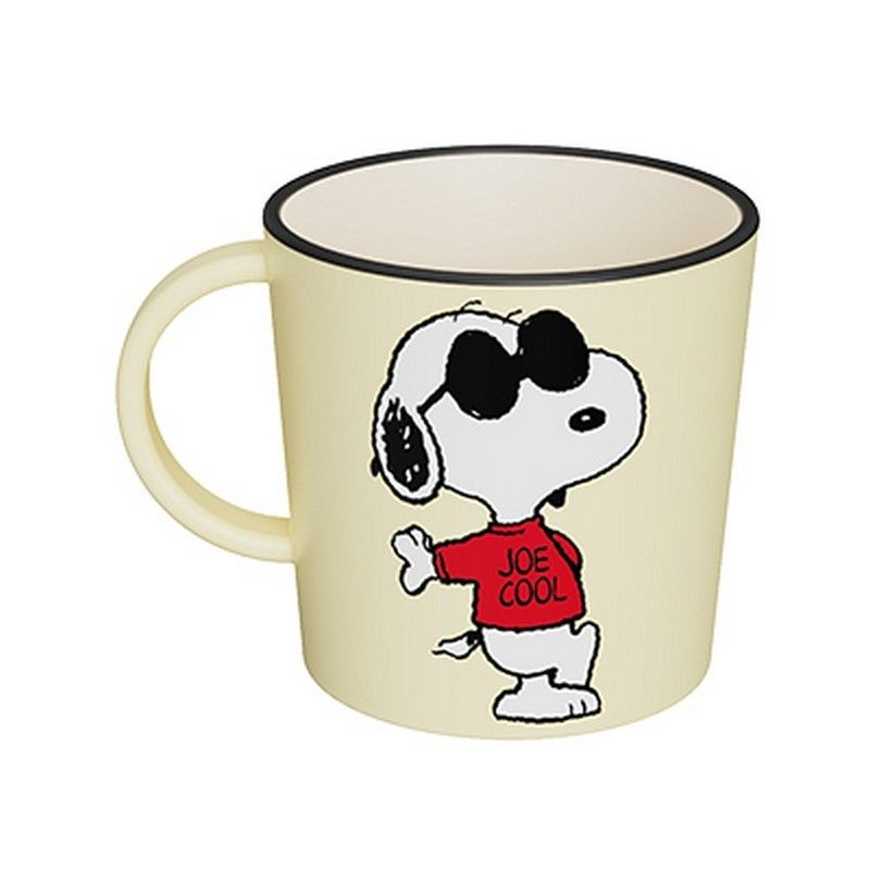 Tazza mug bianca in plastica riciclata decorata con Snoopy con fiori con scritta “Stay cool” sul retro