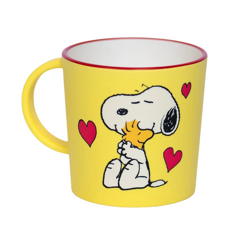 Tazza mug gialla in plastica riciclata decorata con Snoopy che abbraccia Woodstock con scritta 
