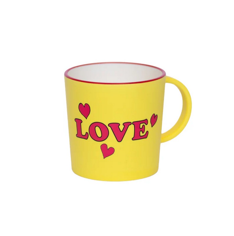 Tazza mug gialla in plastica riciclata decorata con Snoopy che abbraccia Woodstock con scritta 