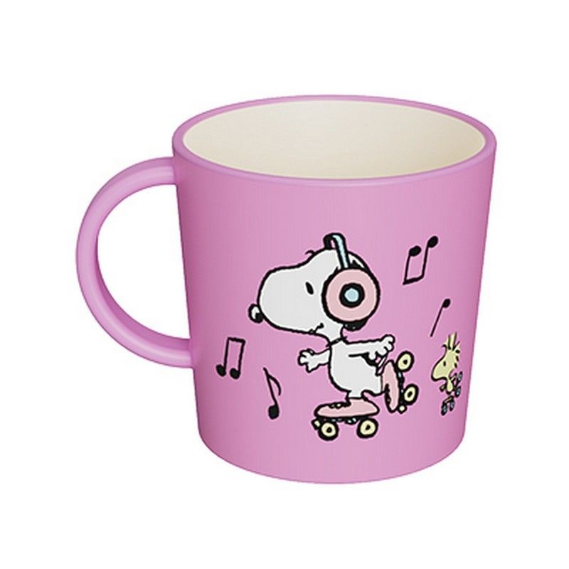 Tazza mug rosa in plastica riciclata decorata con Snoopy sui roller con cuffia e con scritta “Music is life” sul retro