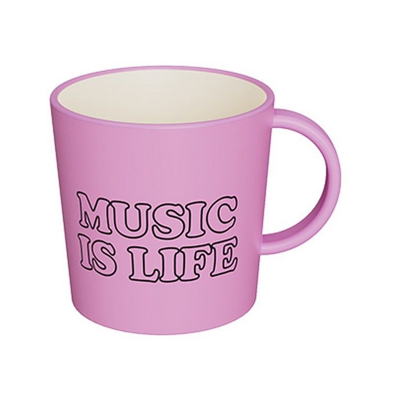 Tazza mug rosa in plastica riciclata decorata con Snoopy sui roller con cuffia e con scritta “Music is life” sul retro