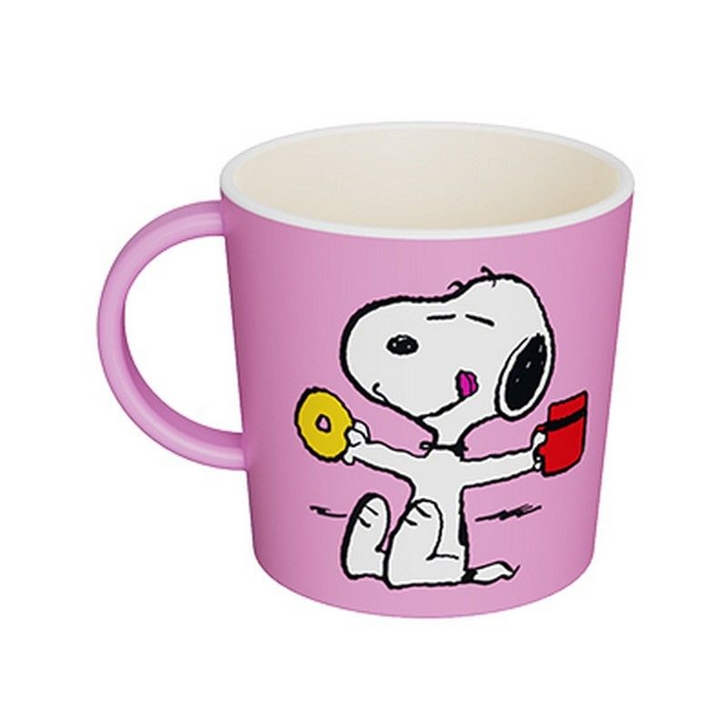 Tazza mug rosa in plastica riciclata decorata con Snoopy con caffè e ciambella e scritta “More coffee more donuts” sul retro