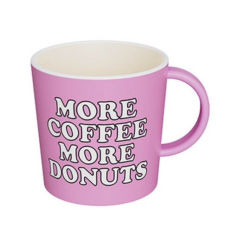 Tazza mug rosa in plastica riciclata decorata con Snoopy con caffè e ciambella e scritta “More coffee more donuts” sul retro